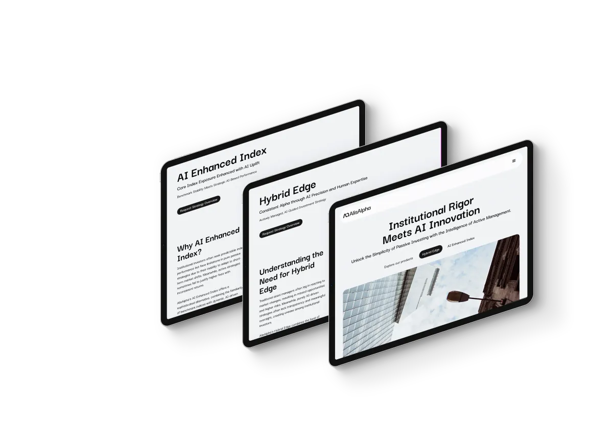 Trois tablettes affichant le site Alis Alpha : messages sur l’indice augmenté par l’IA, section avantage institutionnel et mise en page de l’approche hybride